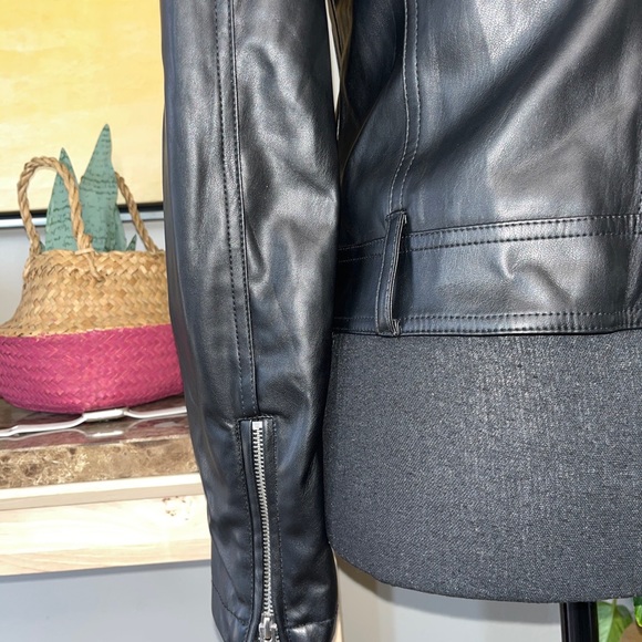 FOREVER 21 FAUX LEATHER BLACK COLD SHOULDER MOTO JACKET SIZE S NWOT. - Picture 5 of 10